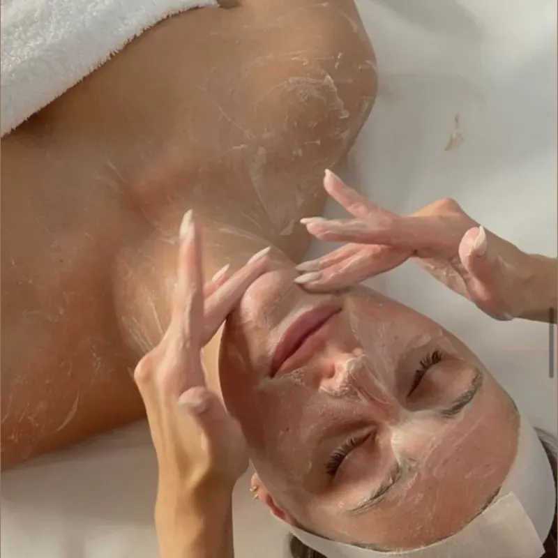 Limpieza facial,cuello y escote con la marca Revuele