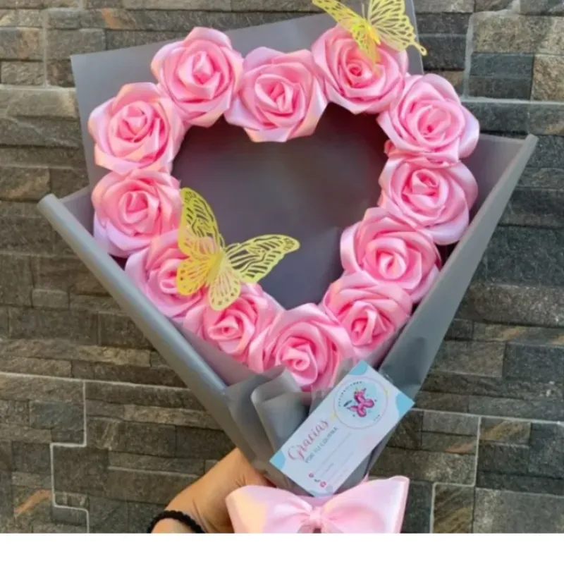 Ramo corazón con 12 rosas