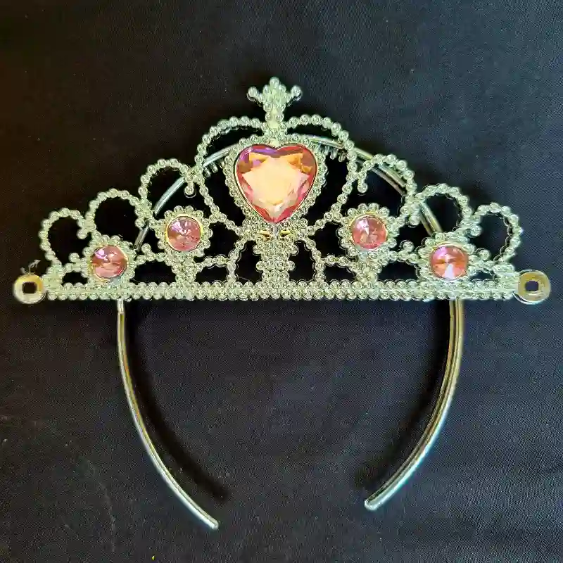 Corona con piedras rosadas.