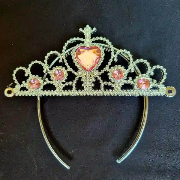 Corona con piedras rosadas.