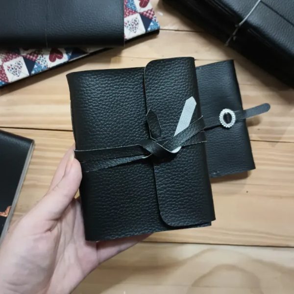 Mini cuaderno de vinil negro