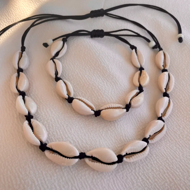 Collar de caracoles con hilo negro