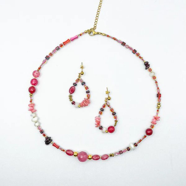 Conjunto de collar y aretes con cuentas miyuki, piedras semipreciosas y nácar