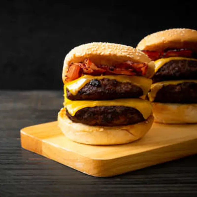 Mega Burguer con jamón y bacón.