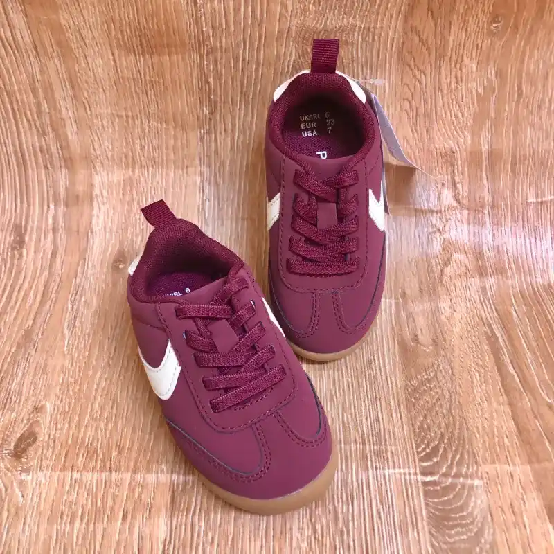 Tenis color rojo vino