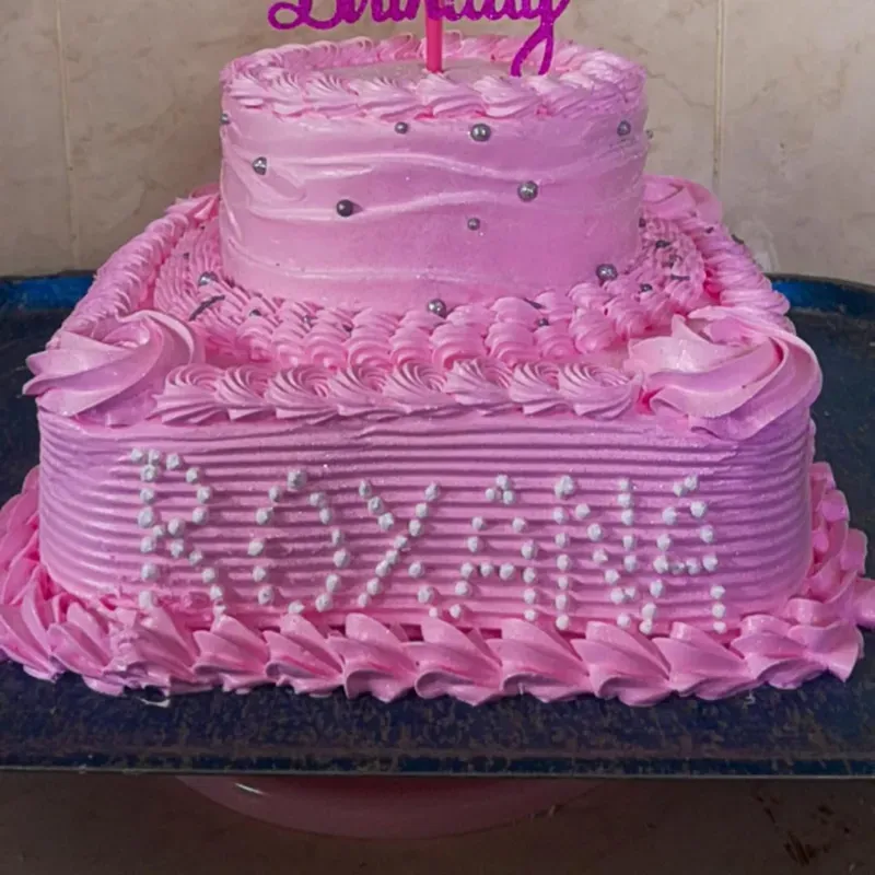 Pastel de 2 pisos con base cuadrada.