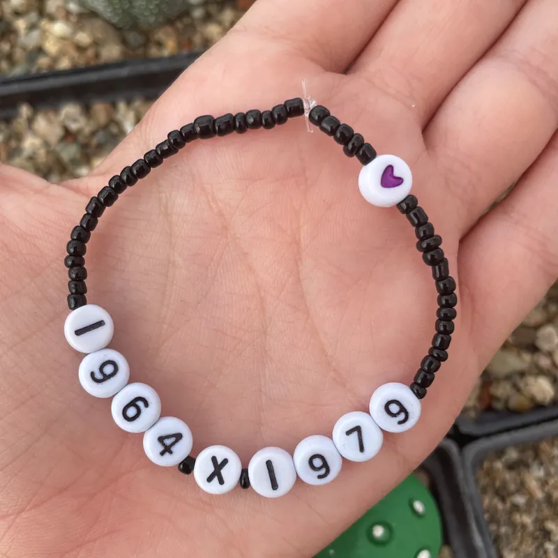 Pulseras con fechas.