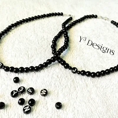 Collares de Perlas e Iniciales.