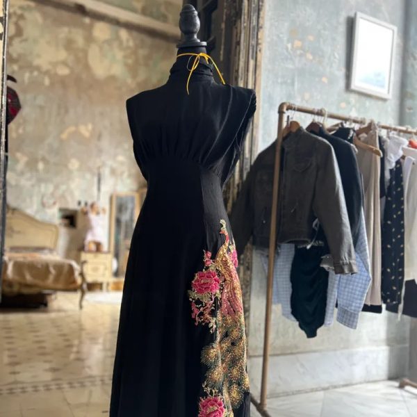 Vestido negro con pavoreal