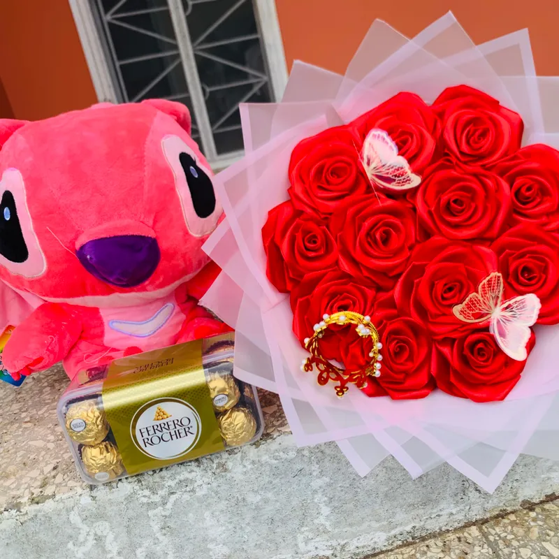 Peluche, rosas y bombones