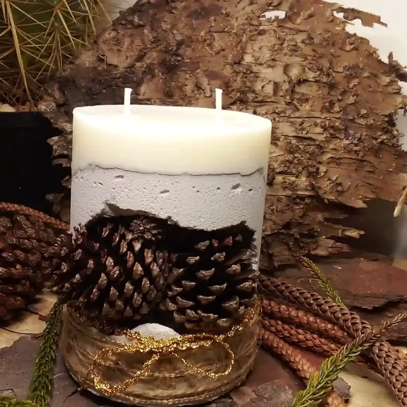 Vela de soja en base de cemento con pino casuarina.