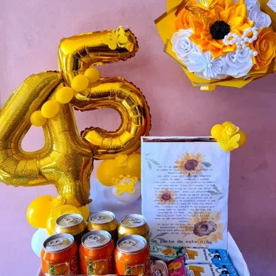 Regalo con dulce y ramo de flores