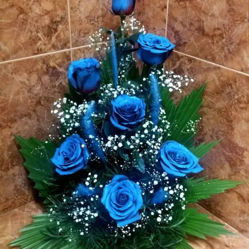 Arreglo en esponja de rosas azules