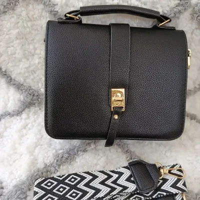 Cartera negra 10 USD