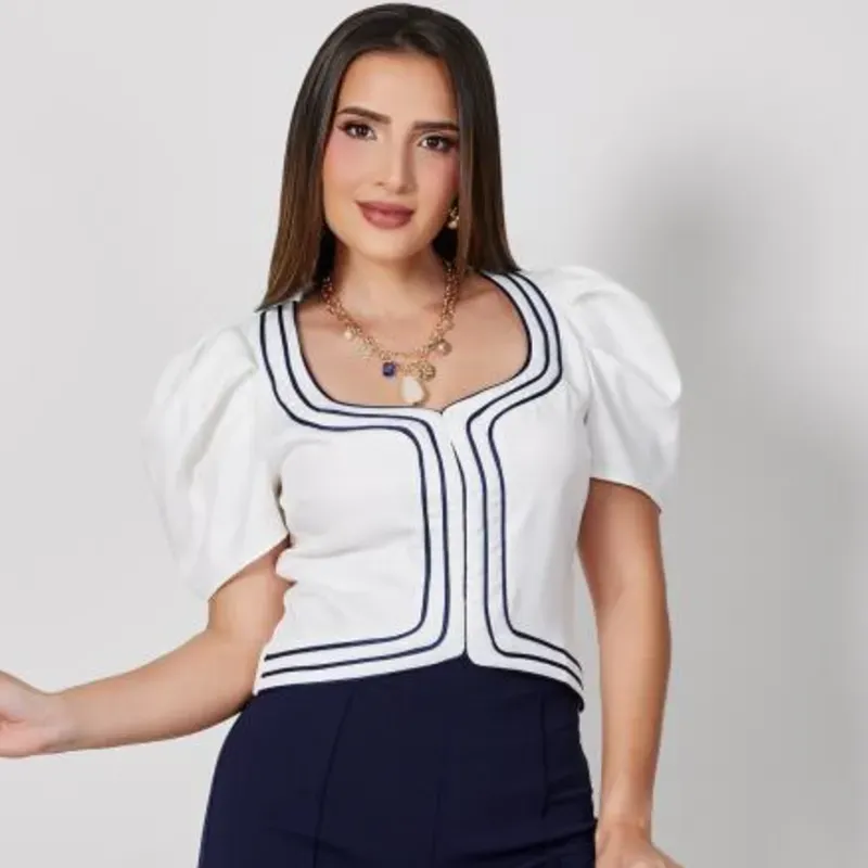 Blusa blanca con detalles azul prusia