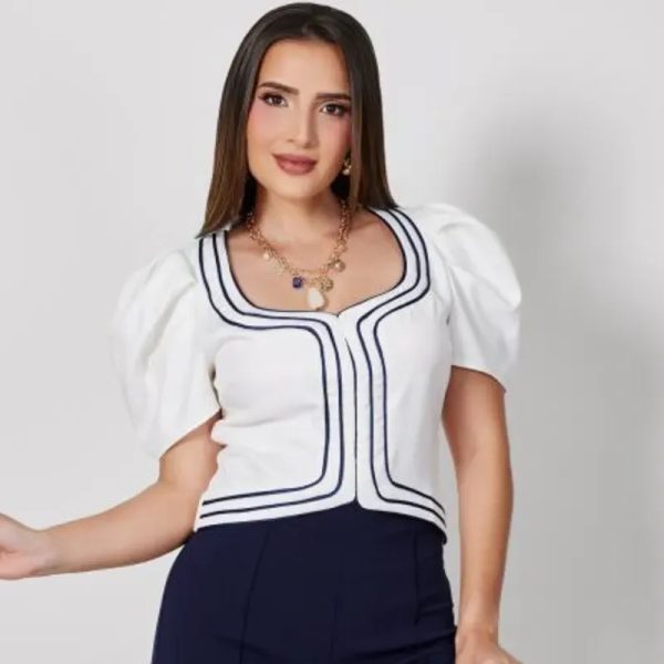 Blusa blanca con detalles azul prusia