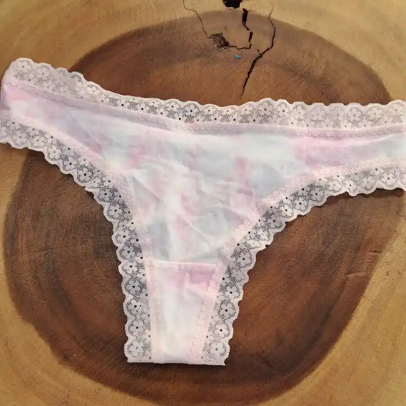 Tanga rosa con encaje
