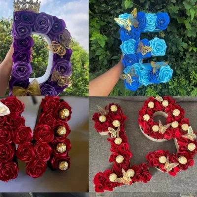 Ramos en forma de letras de rosas eternas