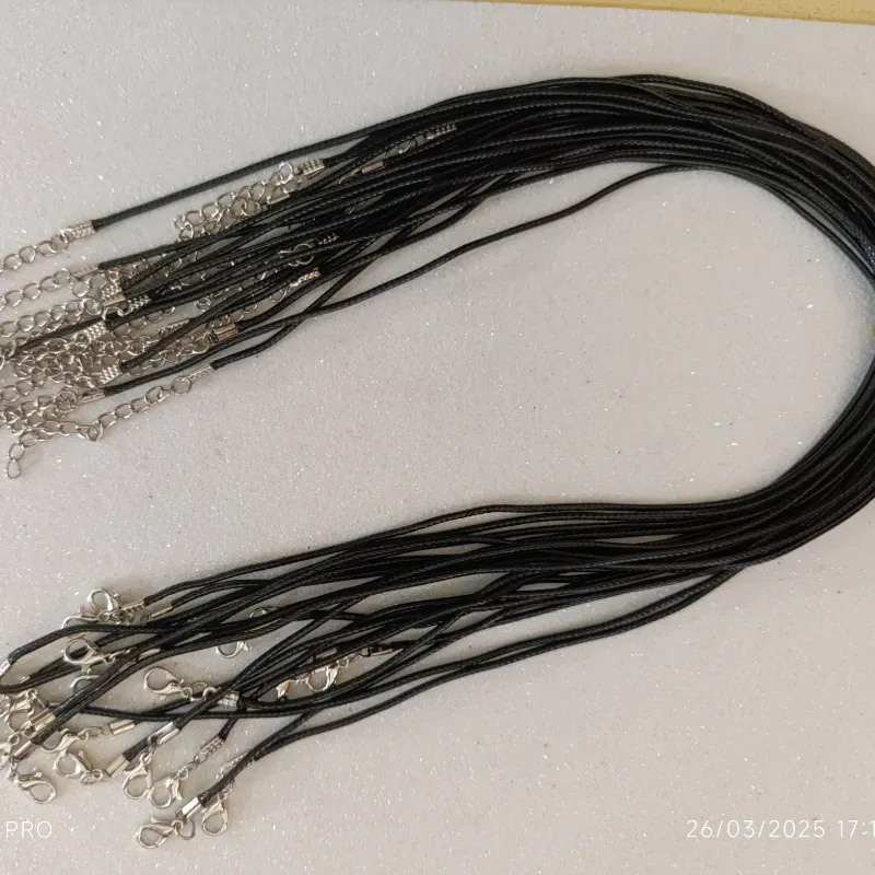 Collares de hilo sintético negro con terminal plateado