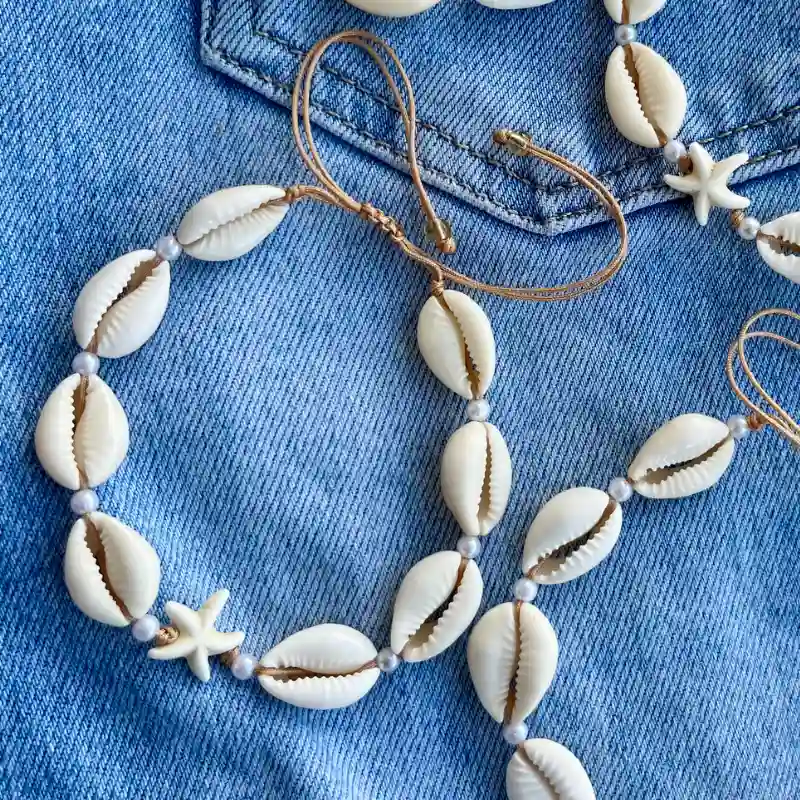 Tobillera de caracoles con estrella de mar y perlitas