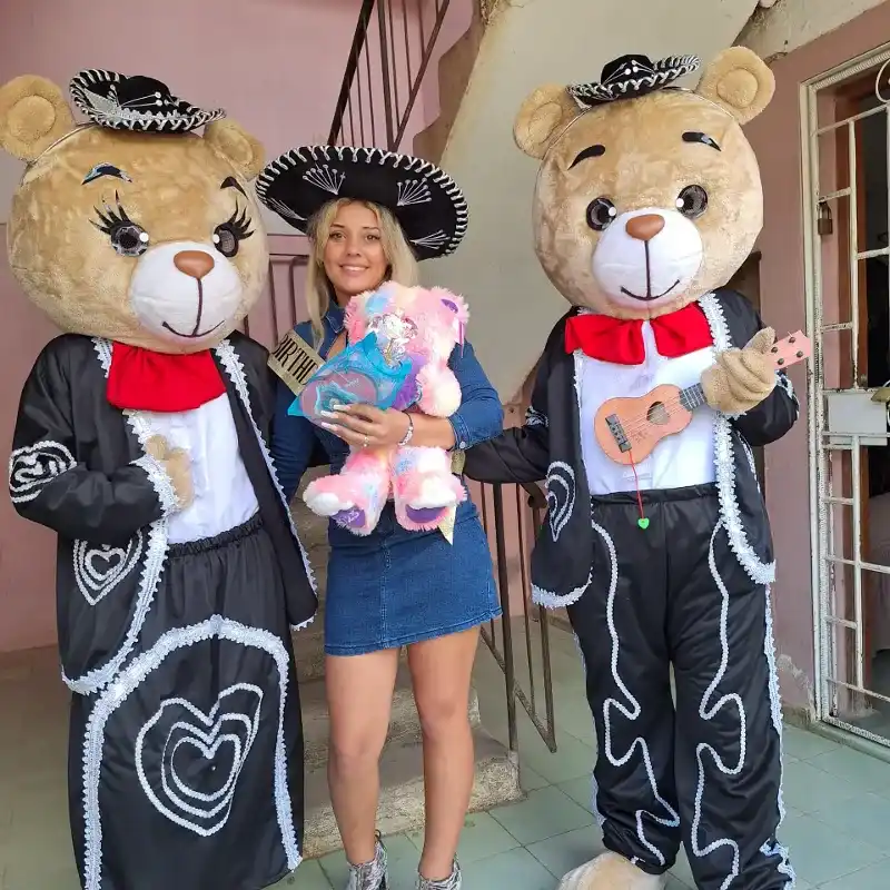 Entrega combo mariachis y osito