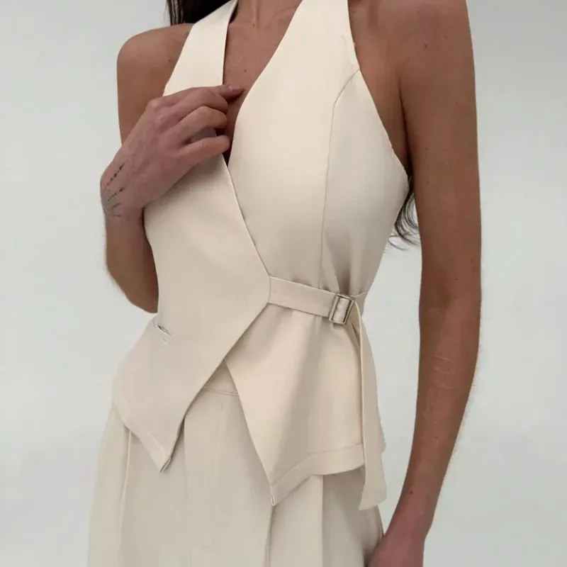  Conjunto Cream Wrap – Minimalismo elegante con diseño cruzado y estructura visual