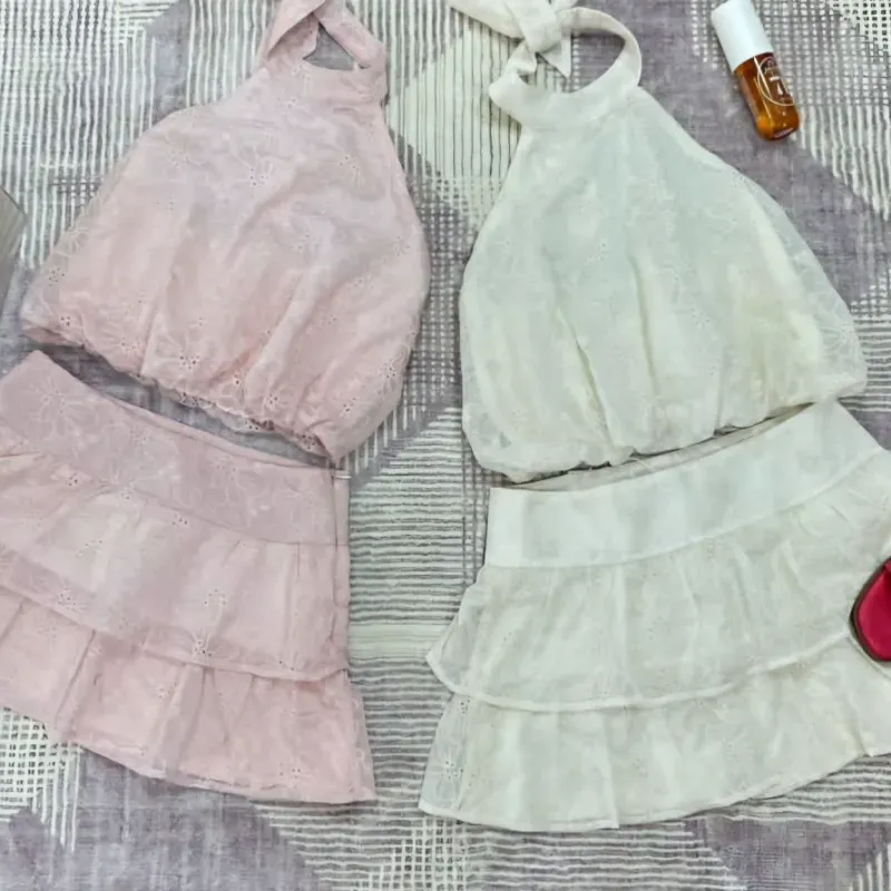 Conjunto de saya y top veraniego en rosa y beige