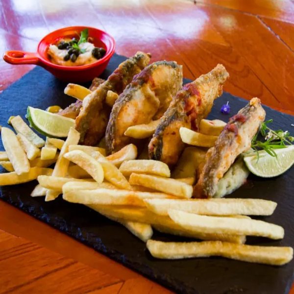 Rueda de Pescado Frita con Salsa Tártara