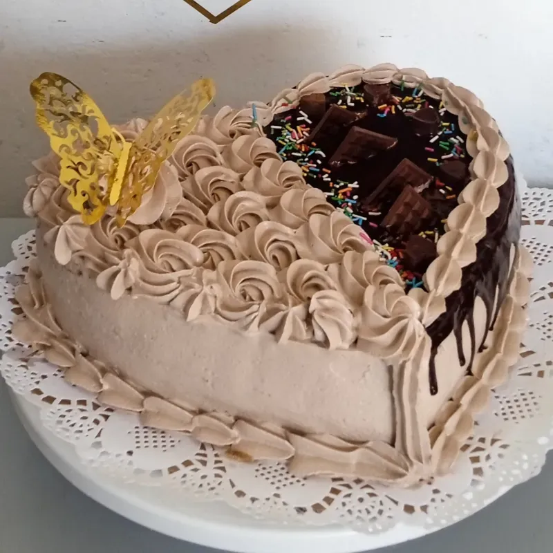 Cake de chocolate en forma de corazón