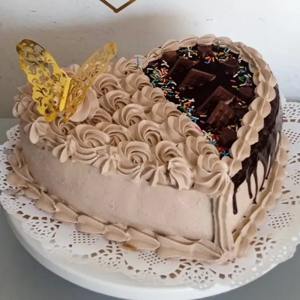 Cake de chocolate en forma de corazón