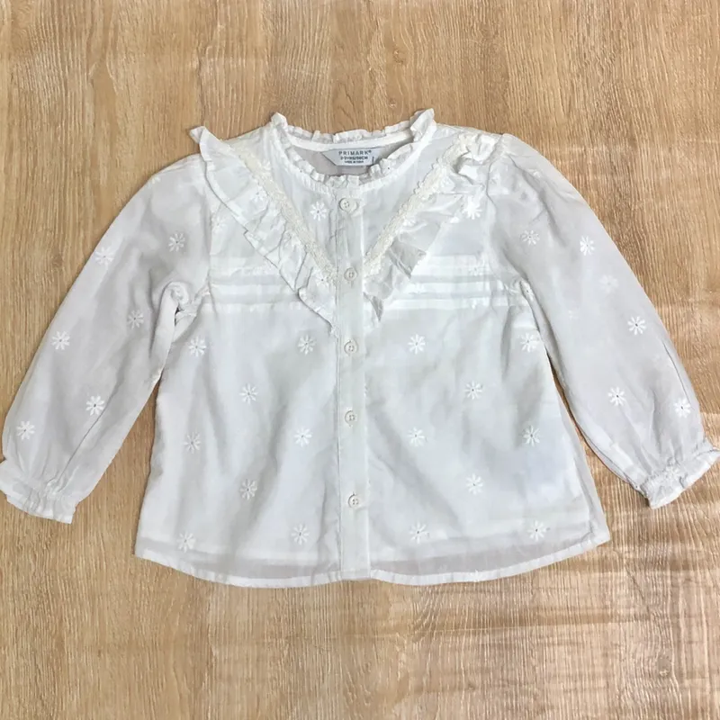 Blusa con bordados color blanco