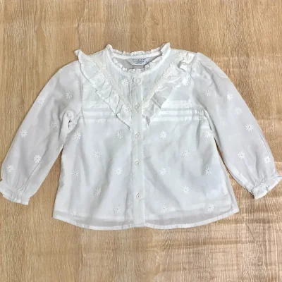 Blusa con bordados color blanco