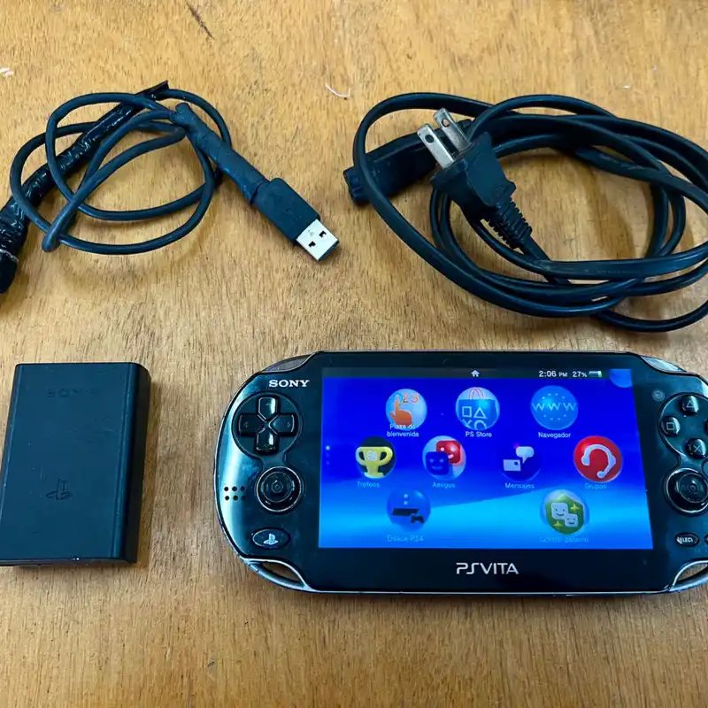 psvita fat. pirateado con 8gb y su cargador original