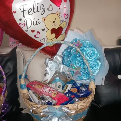 Cesta azul con ramo azul de flores