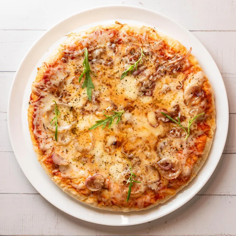 Pizza con cebolla caramelizada