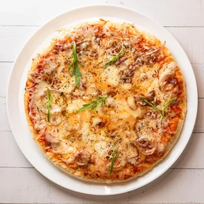 Pizza con cebolla caramelizada