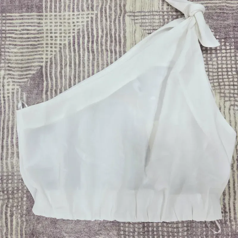 Top blanco asimétrico