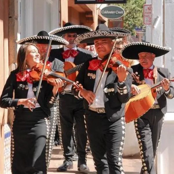 Entrega de regalos con mariachis