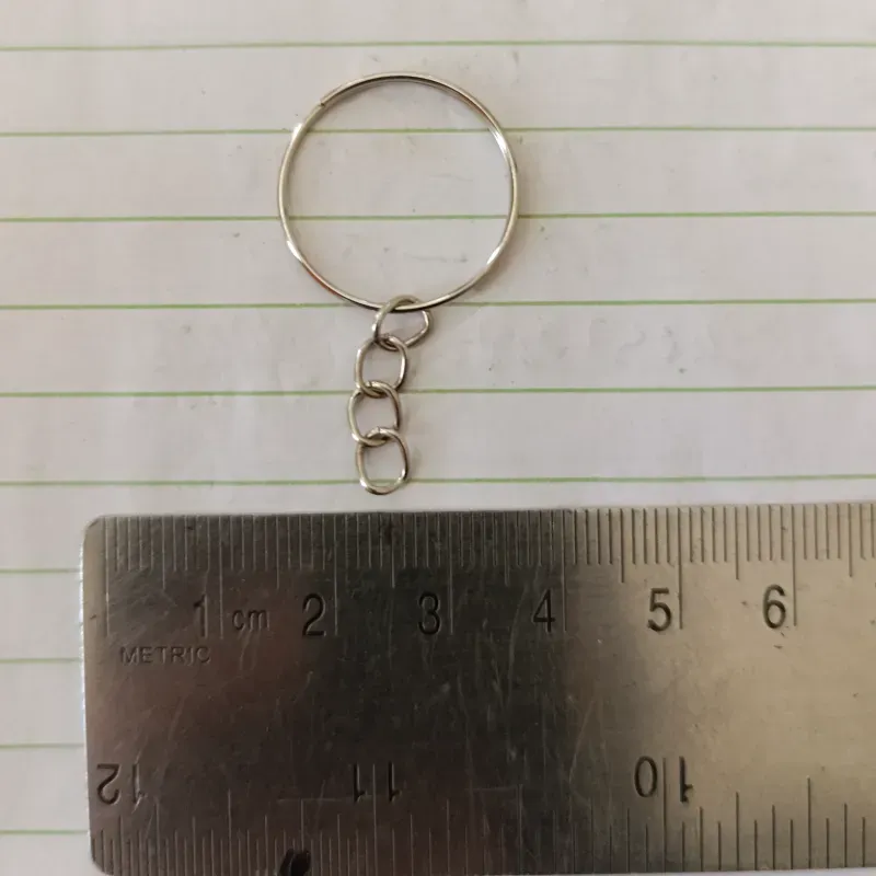 Herrajes de llavero pequeño y plateado