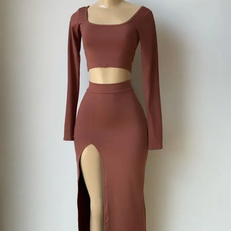 Falda abierta y suéter