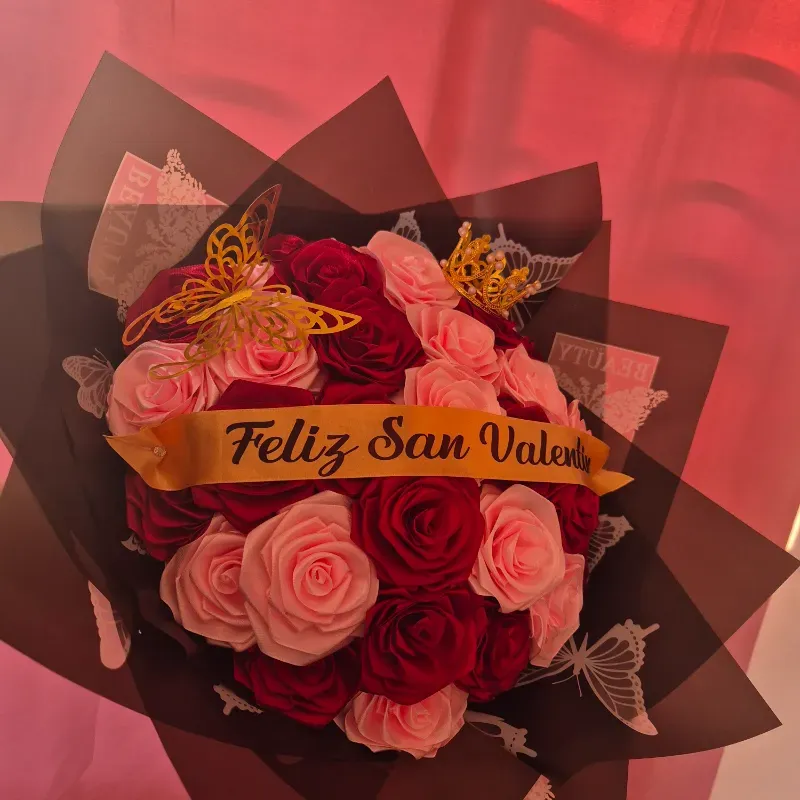 Ramo de rosas eternas combinadas