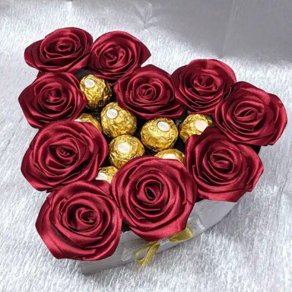 Caja de Corazón con Rosas y Bombones