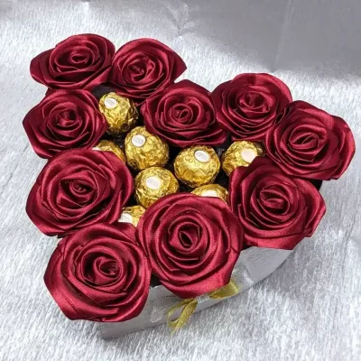 Caja de Corazón con Rosas y Bombones