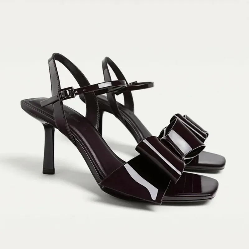 Tacones de lazo grande