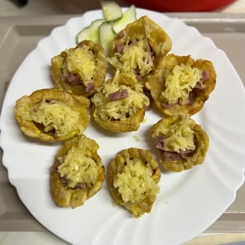 Tostones rellenos con jamón y queso