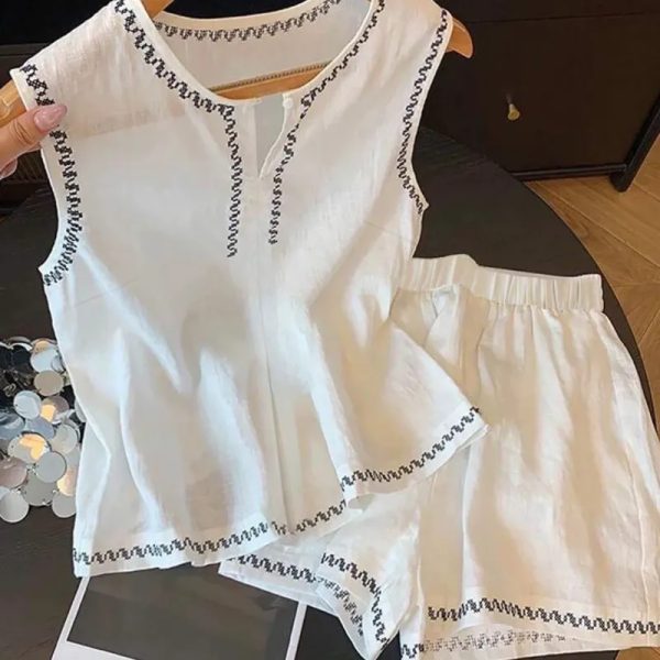 Conjunto blanco con detalles negros