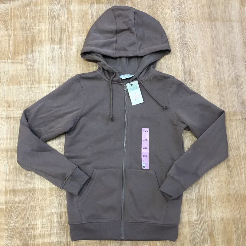 Abrigo con capucha color marrón