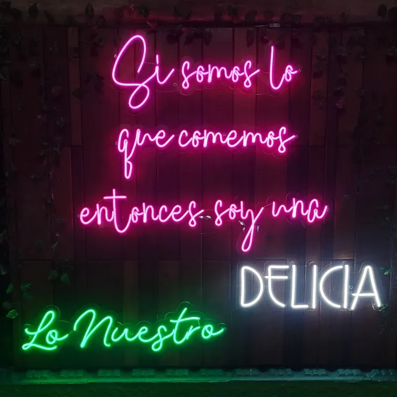 Cartel Neón Flex con base de acrílico transparente