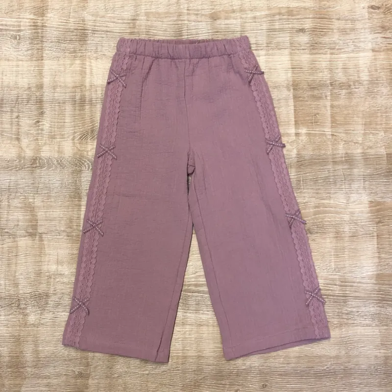 Pantaloneta con lazos a los lados