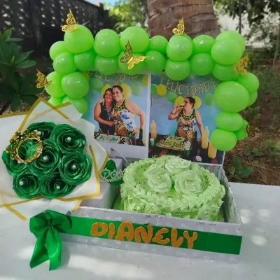 Combo con cake y ramo de rosas